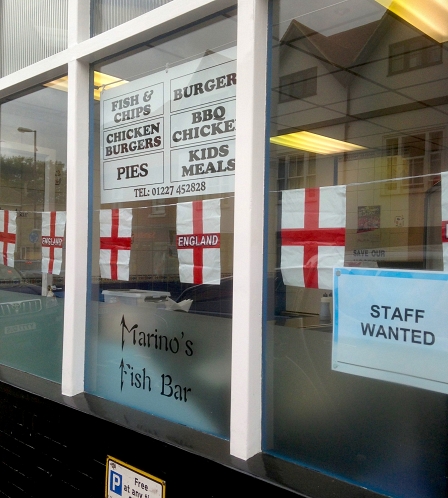 © Robert Rotifer Auslage eines Fish & Chips-Shops mit England Fahnen